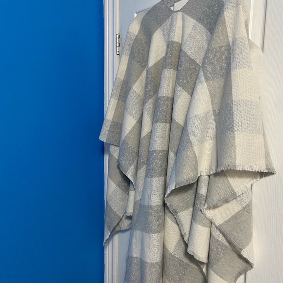 Old Navy Gray and White Plaid Shawl / Wrap - Picture 3 of 13